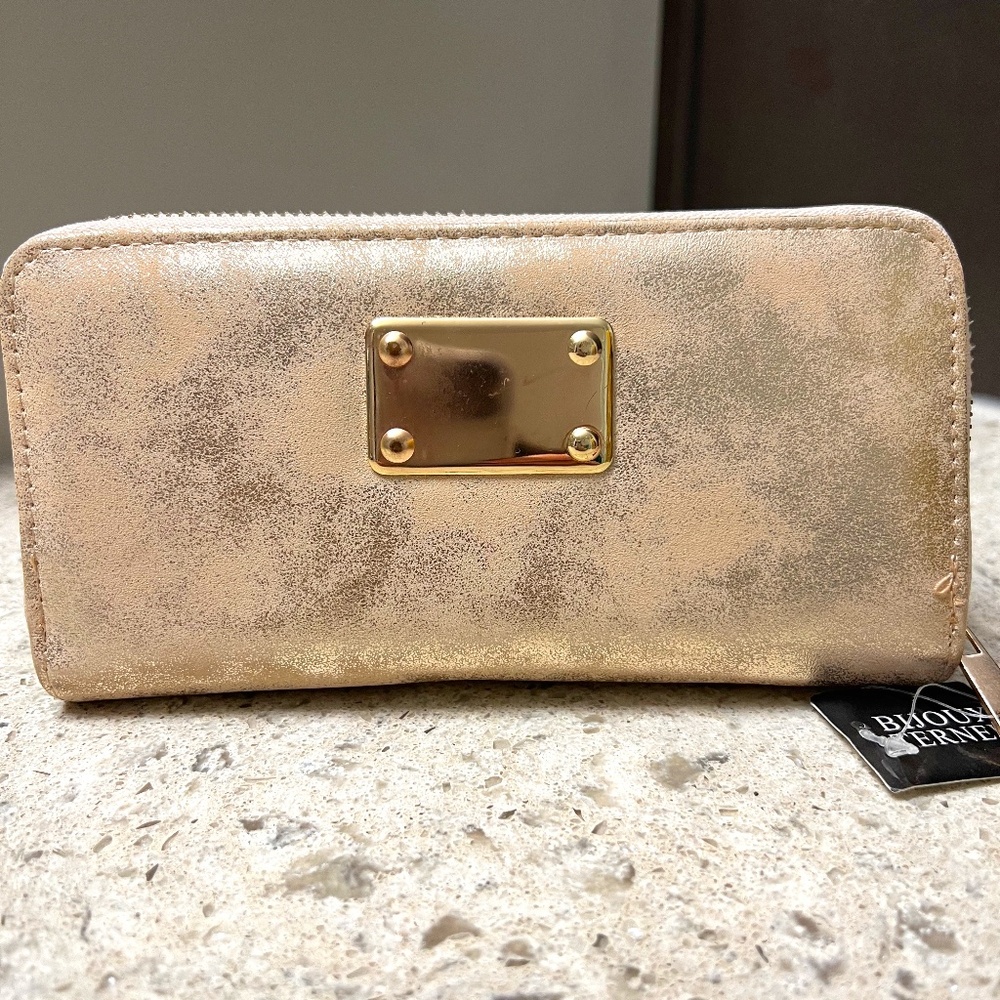 Bijoux Terner.NWT. Gorgeous Rose Gold distressed wallet. Summer Vibes!